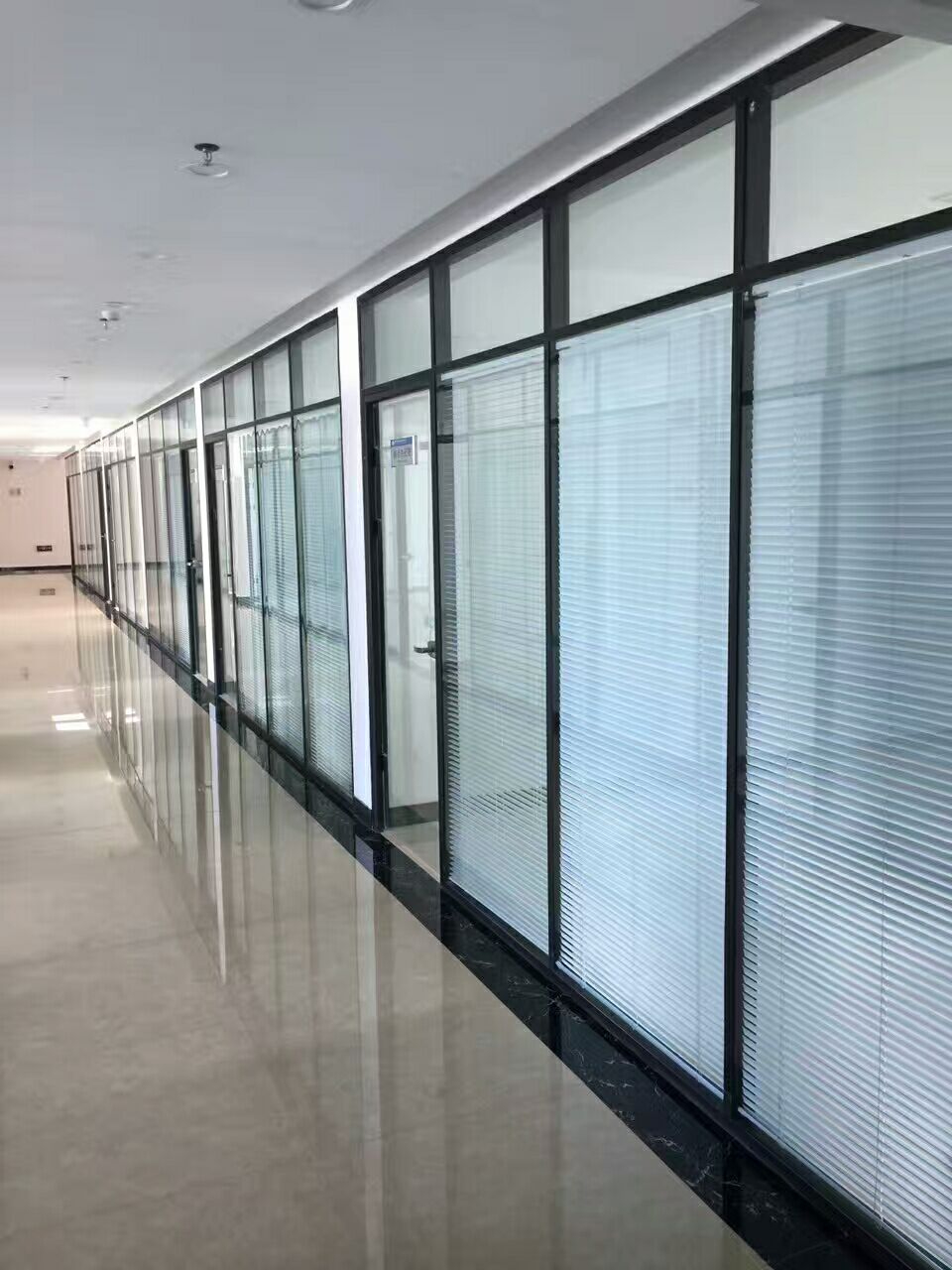西寧安裝玻璃隔斷多少錢？——西寧辦公室玻璃隔斷墻