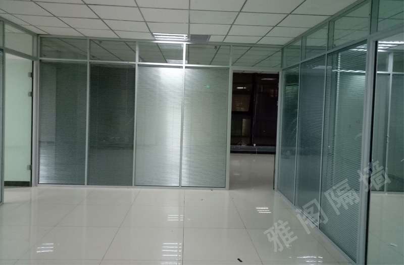 萬達金座B區(qū)氧化色雙玻百葉隔斷完工！
