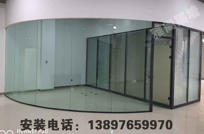 城西區(qū)社區(qū)服務(wù)中心280平米雙玻加100平米彎鋼隔斷完工！